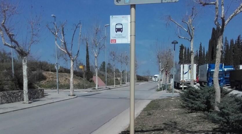 Sant Sadurní manté l’aposta per la mobilitat sostenible i segura amb dues noves parades del bus urbà i el reforç de la senyalització a les escoles