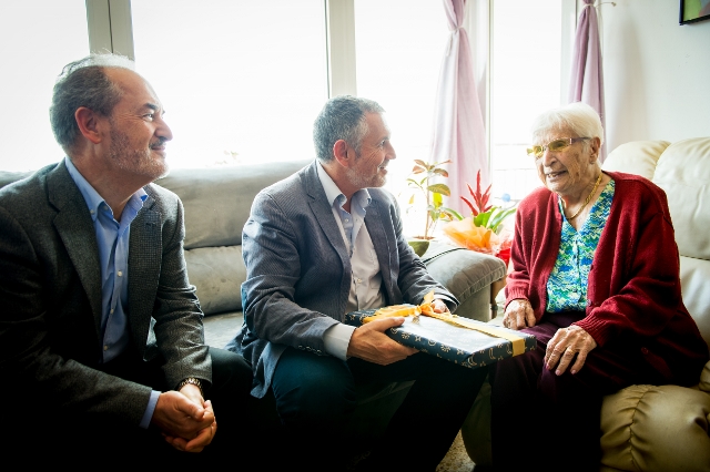 L’Ajuntament de Vilafranca felicita pel seu centenari l’àvia M. Àngels Hernández