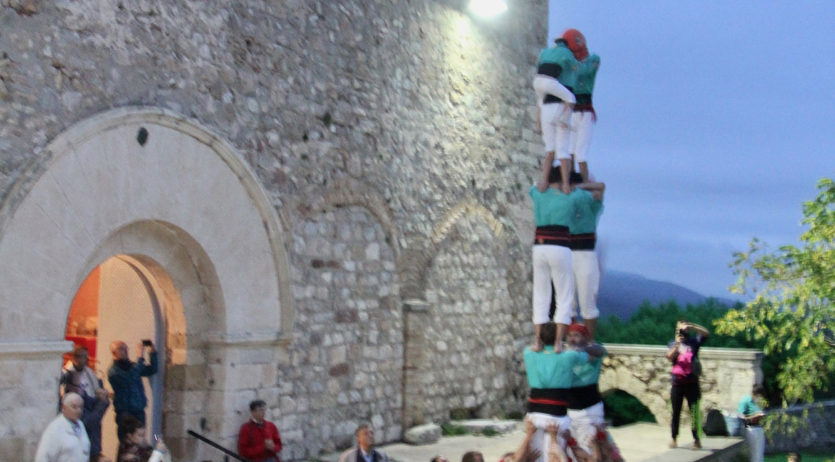 Els Castellers de Vilafranca han fet una ofrena a la mare de Déu de Foix