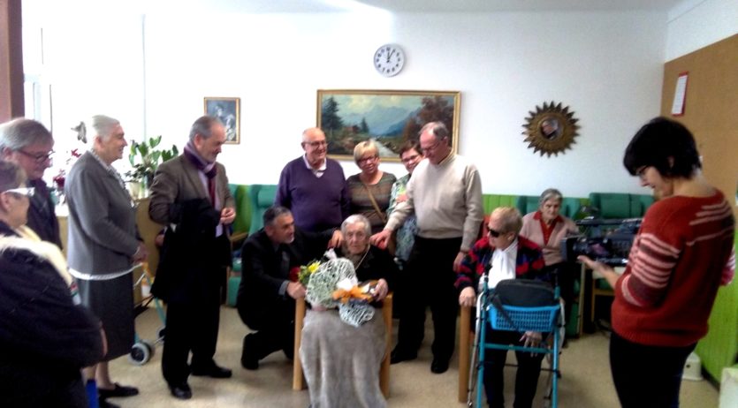 L’Ajuntament de Vilafranca felicita una àvia centenària