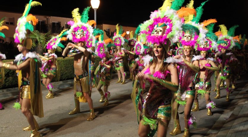 20 carrosses i 8 comparses del Penedès a la rua de Sant Martí Sarroca