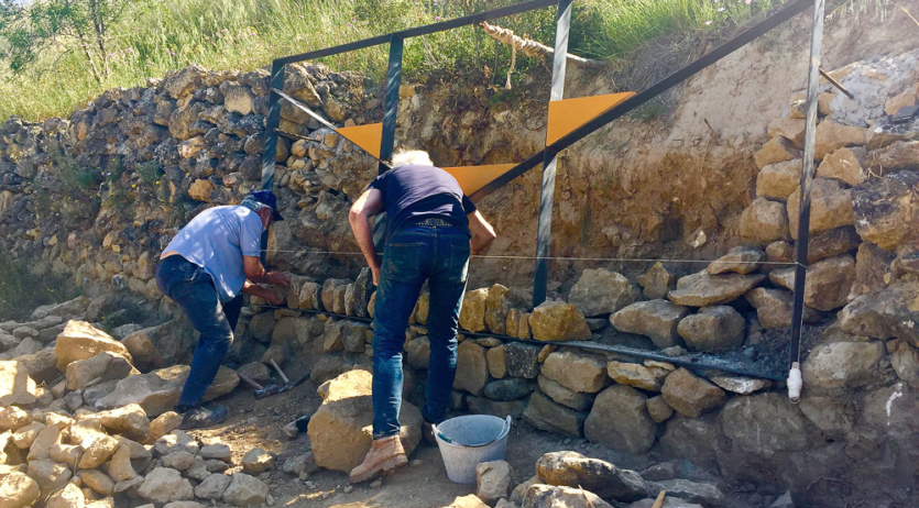 El Congrés d’Art, Paisatge Vitivinícola i Enoturisme reconstrueix un mur de pedra seca