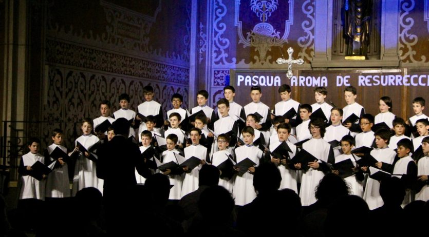 L’escolania de Montserrat omple l’església de Sant Sadurní amb 480 persones