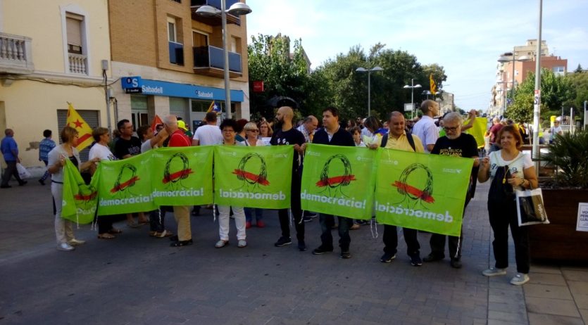 Uns 300 veïns dels Monjos es van manifestar demanant votar amb normalitat