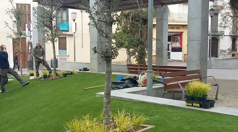 Acaba el condicionament dels parterres de la plaça Milà i Fontanals