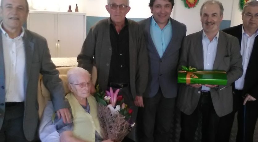 L’alcalde de Vilafranca ha felicitat una àvia centenària de la residència Ricard Fortuny