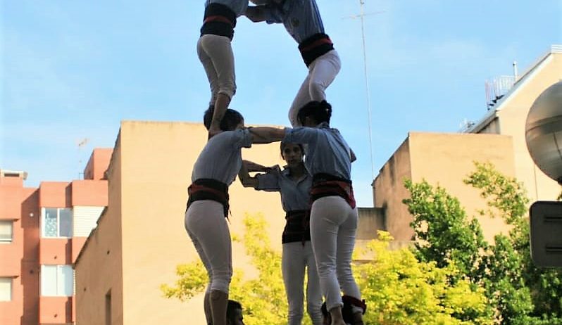 La Jove Xiquets de Vilafranca fa castells bàsics de 6 a Valls en la diada de la Il·lusió