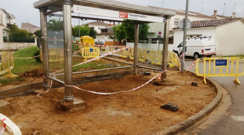 La Generalitat instal·la una marquesina al final del carrer Font Tallada de Sant Pere Molanta