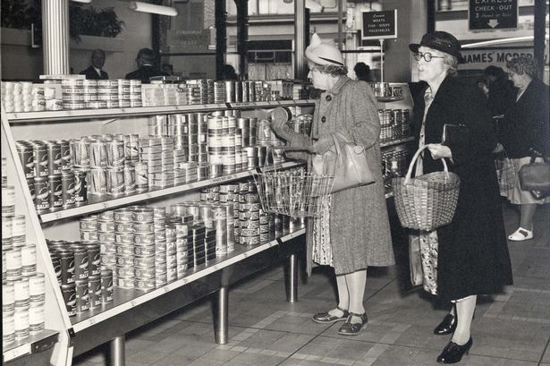 Inauguració a Gran Bretanya del primer supermercat