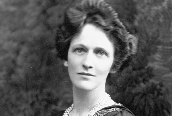 Lady Astor, primera dona que entra a la Cambra dels Comuns anglesa