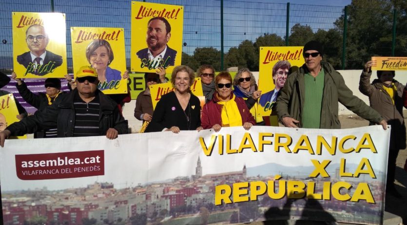Veïns de l’Alt Penedès també van anar a Mas d’Enric a donar forces a Carme Forcadell