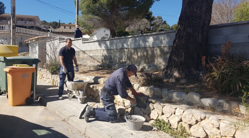 La brigada de l’Ajuntament d’Olèrdola adequa un mirador a Sant Miquel