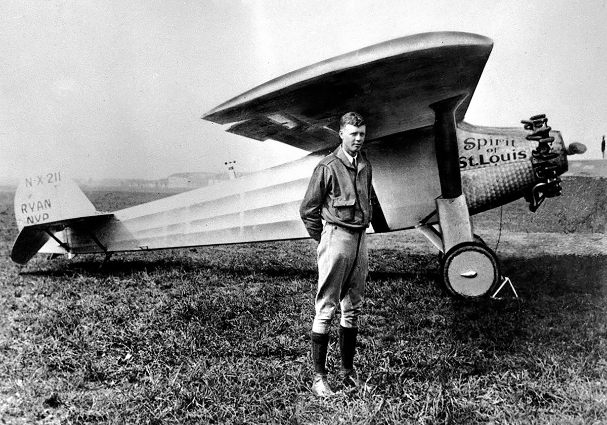 Charles Lindbergh travessa en solitari l’Atlàntic en avió