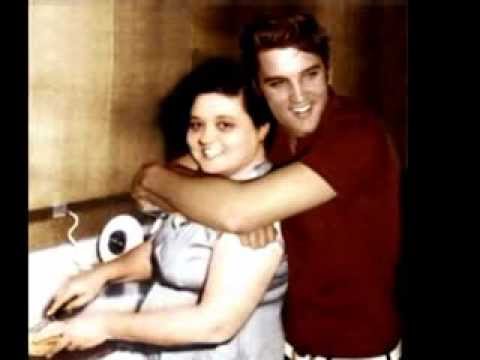 Elvis Presley enregistra un disc per la seva mare