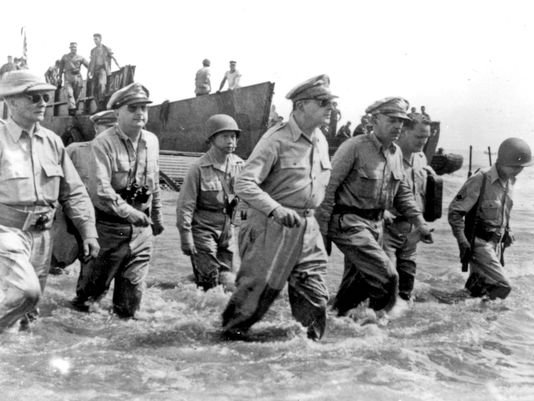 El general Mac Arthur abandona Filipines durant la II Guerra Mundial