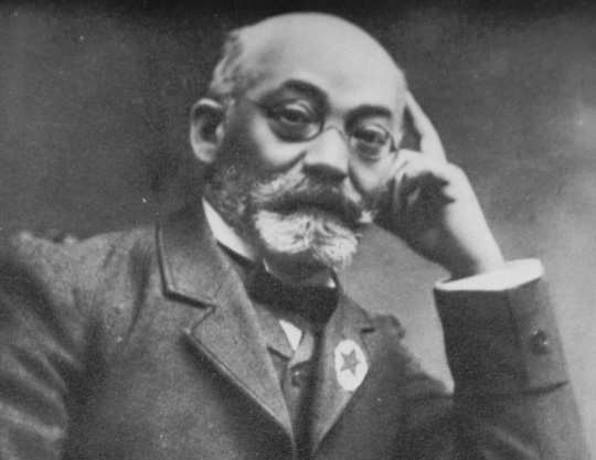 Publicació per Zammenhof de la seva “Llengua Internacional”