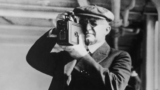 George Eastman patenta la càmara fotogràfica als EEUU
