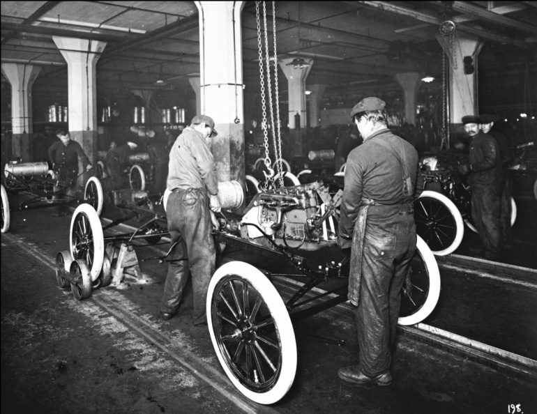 Henry Ford anuncia la jornada laboral de 8 hores i la setmana de 5 dies