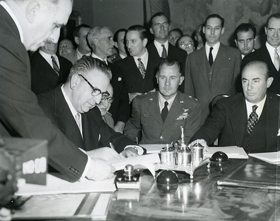 Tractat Espanya-EEUU que permet establir bases aèries a territori espanyol