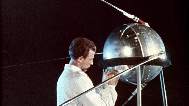 URSS posa en òrbita el Sputnik I, primer satel·lit artificial
