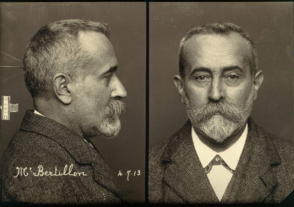 Bertillon utilitza les empremtes digitals per primer cop