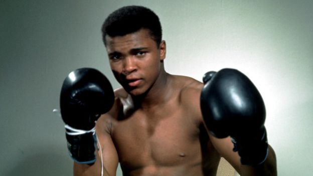 Cassius Clay guanya el seu primer combat professional