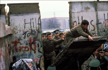 Obertura de fronteres de la RFA a Occident. Cau el mur de Berlin