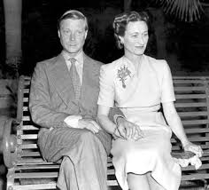 Abdicació del rei anglès Eduard VIII, per casar-se amb la nord-americana divorciada Wallis Warfield Simpson