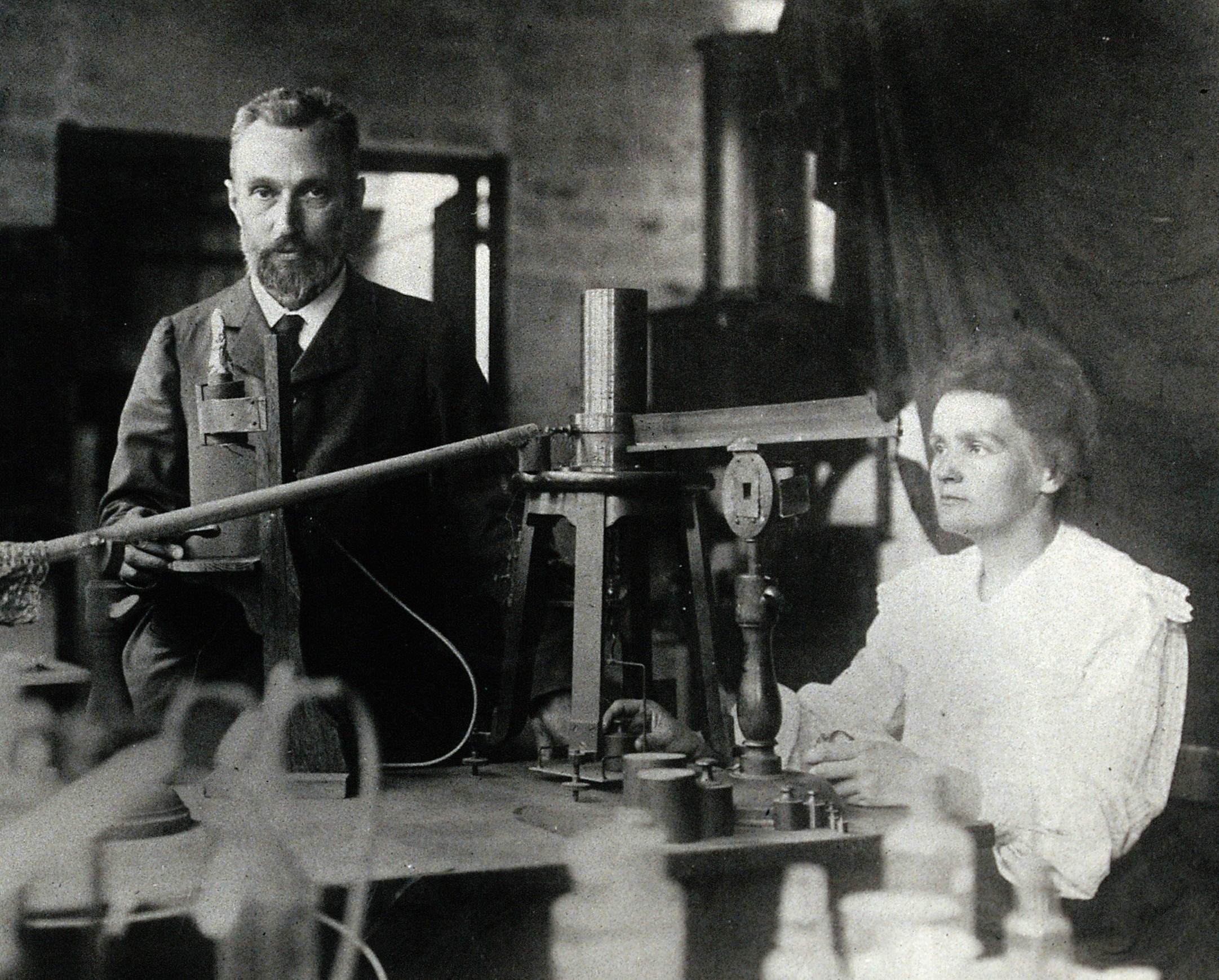 Marie i Pierre Curie anuncien a Paris l’aillament del radi