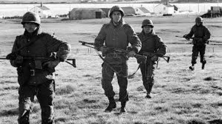 Inici d’hostilitats entre les forces britàniques i argentines a les Malvines
