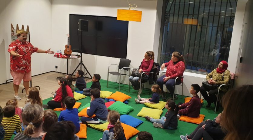 30 Infants i adults omplen l’oficina Store de CaixaBank per la presentació de ‘La bici de Lola’