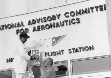 Creació als EEUU del National Advisory Committee for Aeronautics (NACA) precedent de la NASA