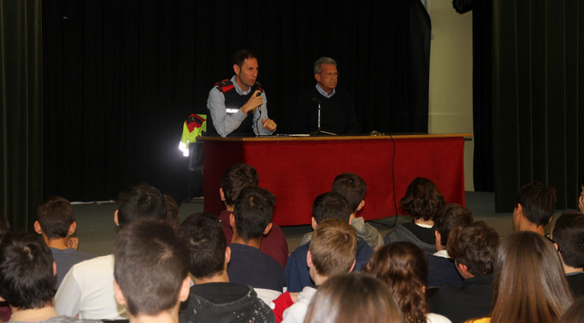 Els Mossos fan una xerrada sobre substàncies estupefaents en una escola a Sant Sadurní