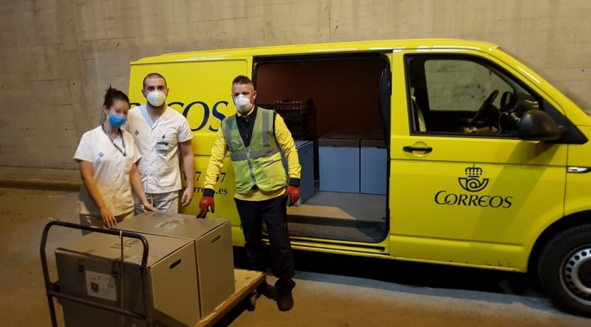 Correos lliura respiradors fabricats per SEAT a l’hospital Sant Camil