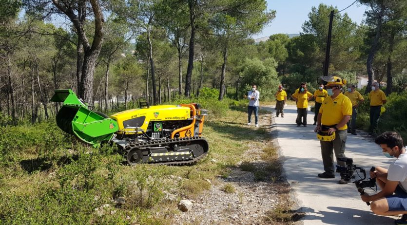 Es presenta una nova desbrossadora per a la prevenció d’incendis al Penedès-Garraf