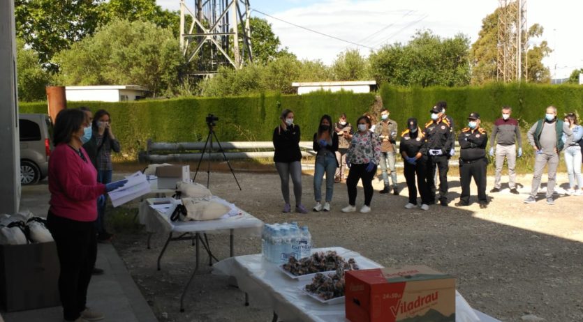 50 voluntaris participen en un nou repartiment de mascaretes porta a porta als Monjos