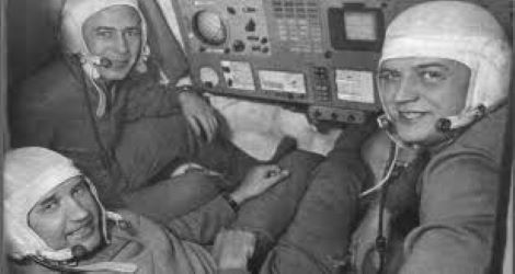 Retorn a la terra de la nau soviètica Soyuz 11 amb els 3 astronautes morts