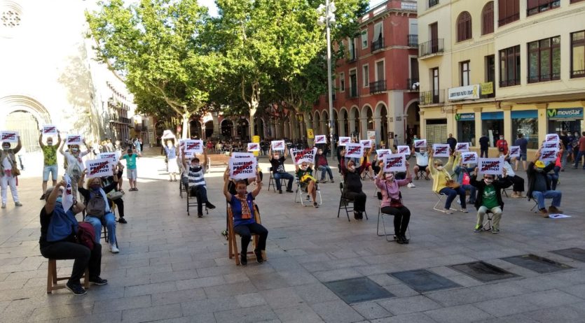 Òmnium denuncia, en una concentració a la Plaça de la Vila, la repressió de l’Estat