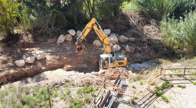 Acaben els treballs de reparació del mur de rocalla del carrer Major de Torrelavit