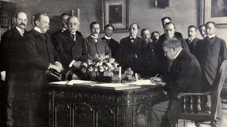 Signatura del Tractat de Paris on Espanya perd les darreres colonies