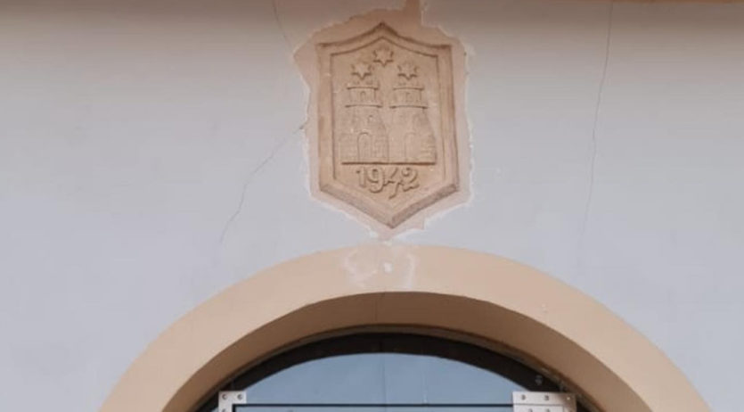 Es restitueix l’escut de Torrelles de Foix a la façana de l’antic Ajuntament