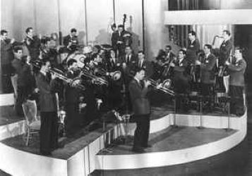 Atorgat a Glenn Miller el primer disc d’or de la història per “Chattanooga Choo Choo”.