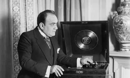 Naixement a Napols del tenor italià Enrico Caruso