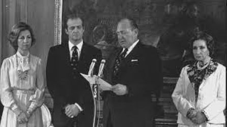 Renuncia de Joan de Borbó als drets monarquics en benefici de Joan Carles I