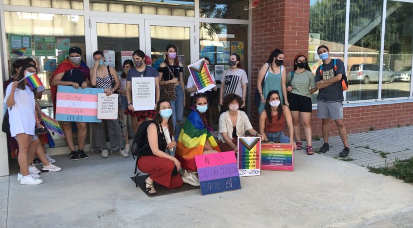Una vintena de joves han participat a la marxa oberta de l’Orgull LGTBIQ+