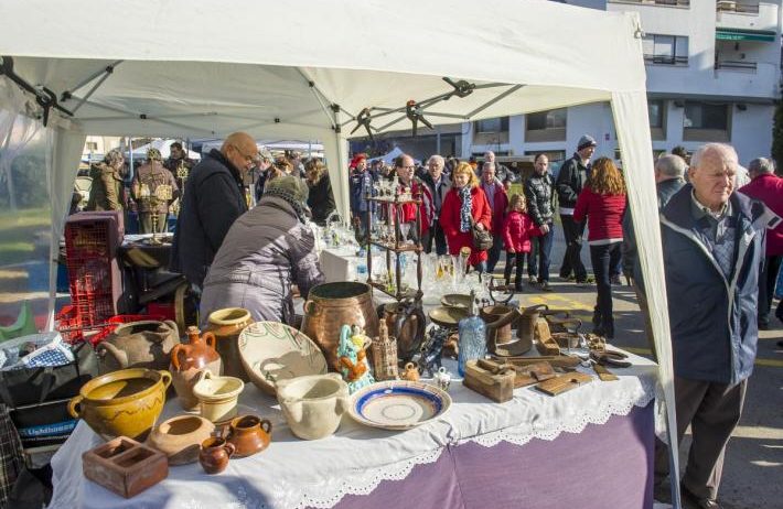 Diumenge darrer mercat d’artesania, brocanters i pintura de la temporada