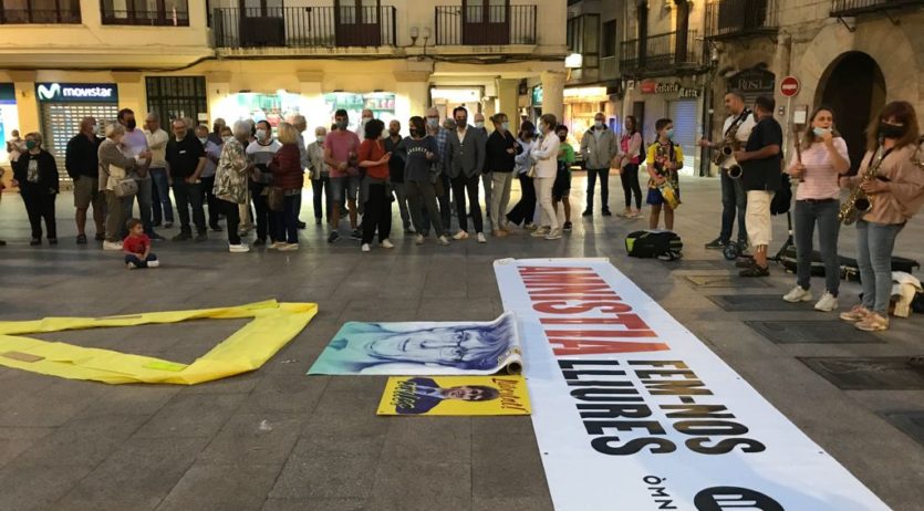 Més de 300 persones es concentren a Vilafranca en suport de Puigdemont
