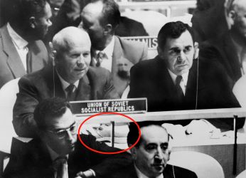 Nikita Khrushchev interromp un debat a la ONU amb cops de sabata a la taula