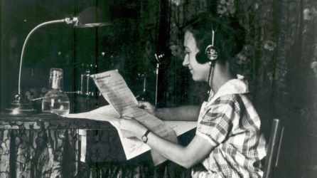Inici de les emissions regulars de Radio Barcelona EAJ1