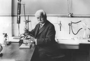 Naixement de Auguste Lumiere, co-inventor del cinematògraf